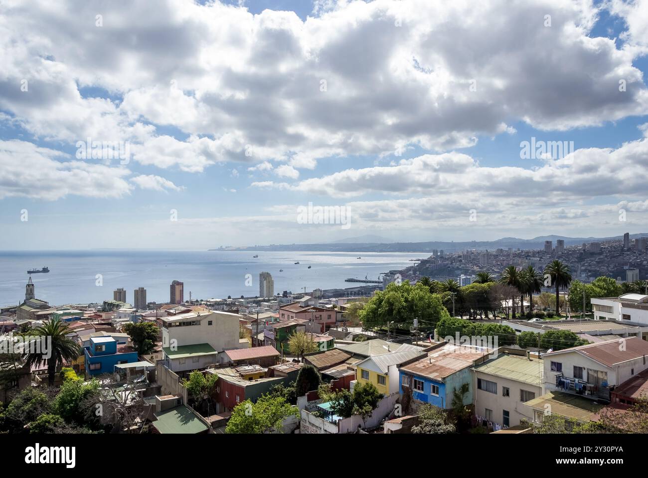 Paesaggio urbano della baia di Valparaíso in una mattinata soleggiata e nuvolosa, provincia di Valparaíso, regione di Valparaíso, Cile. Foto Stock