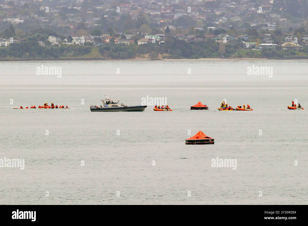 Auckland, nuova Zelanda, 12 settembre 2024. Un esercizio di addestramento multi-agenzia in corso sul porto di Auckland simulando una ricerca e un salvataggio in mare. I passeggeri del traghetto in acqua vengono salvati in barca e in elicottero. Crediti: David Rowland/Alamy Live News Foto Stock