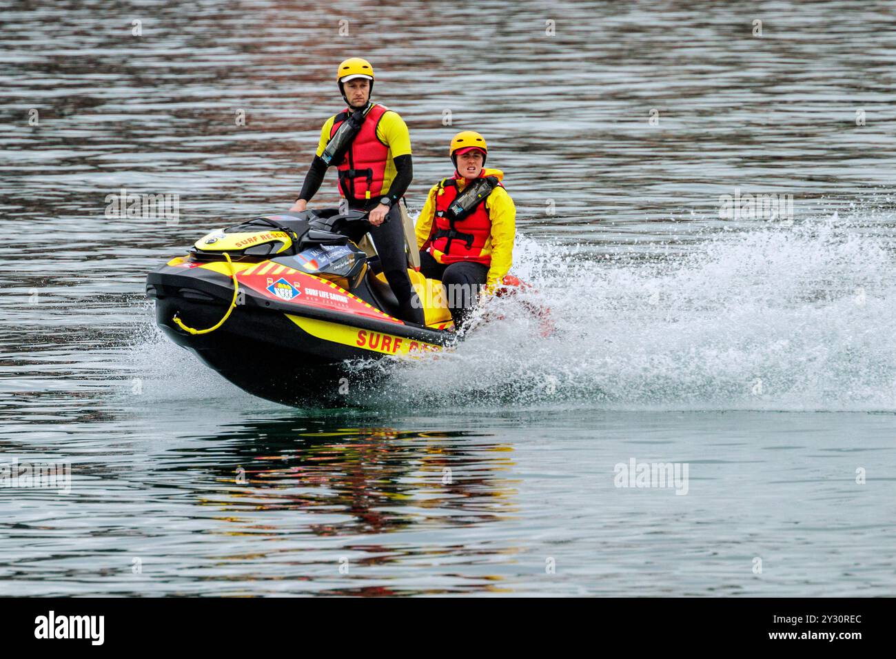 Auckland, nuova Zelanda, 12 settembre 2024. Un esercizio di addestramento multi-agenzia in corso sul porto di Auckland simulando una ricerca e un salvataggio in mare. I passeggeri del traghetto in acqua vengono salvati in barca e in elicottero. Crediti: David Rowland/Alamy Live News Foto Stock