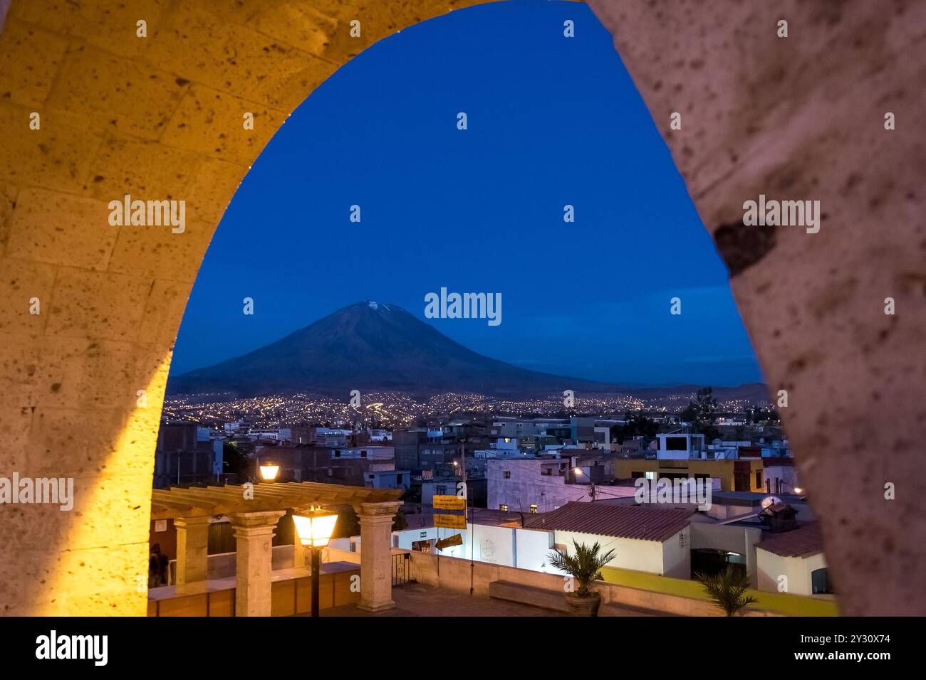 Vista notturna del punto panoramico di Yanahuara, punto di riferimento nella città di Arequipa, situato a oltre 2.300 metri sopra il livello del mare e che offre viste impressionanti Foto Stock