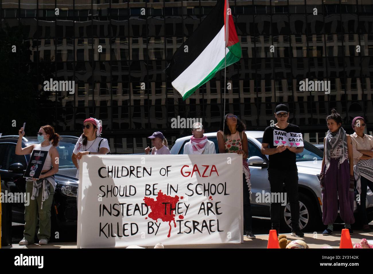 Washington DC: Teatro politico e dimostrazione silenziosa per Gaza il 10 settembre 2024, gli attivisti del collettivo Teachers Against Genocide hanno tenuto un teatro politico di strada e una manifestazione silenziosa chiamata Back to School, fatta eccezione per Gaza di fronte al Dipartimento dell'istruzione degli Stati Uniti a Washington DC, in solidarietà con 14.000 bambini delle scuole palestinesi uccisi dalle forze armate israeliane. Chiedono che il Dipartimento dell'istruzione degli Stati Uniti faccia qualcosa per la situazione a Gaza. Washington D.C. District of Columbia Stati Uniti Copyright: XPaulaxPastranax Foto Stock