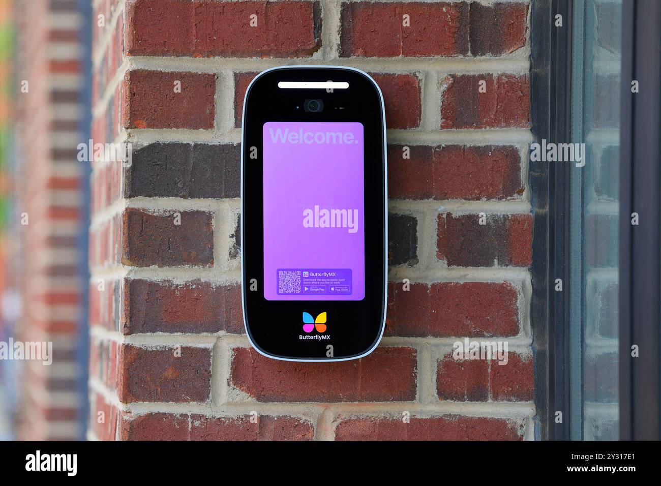 Un sistema video interfono touchscreen ButterflyMX per il controllo dell'accesso alle porte. Foto Stock
