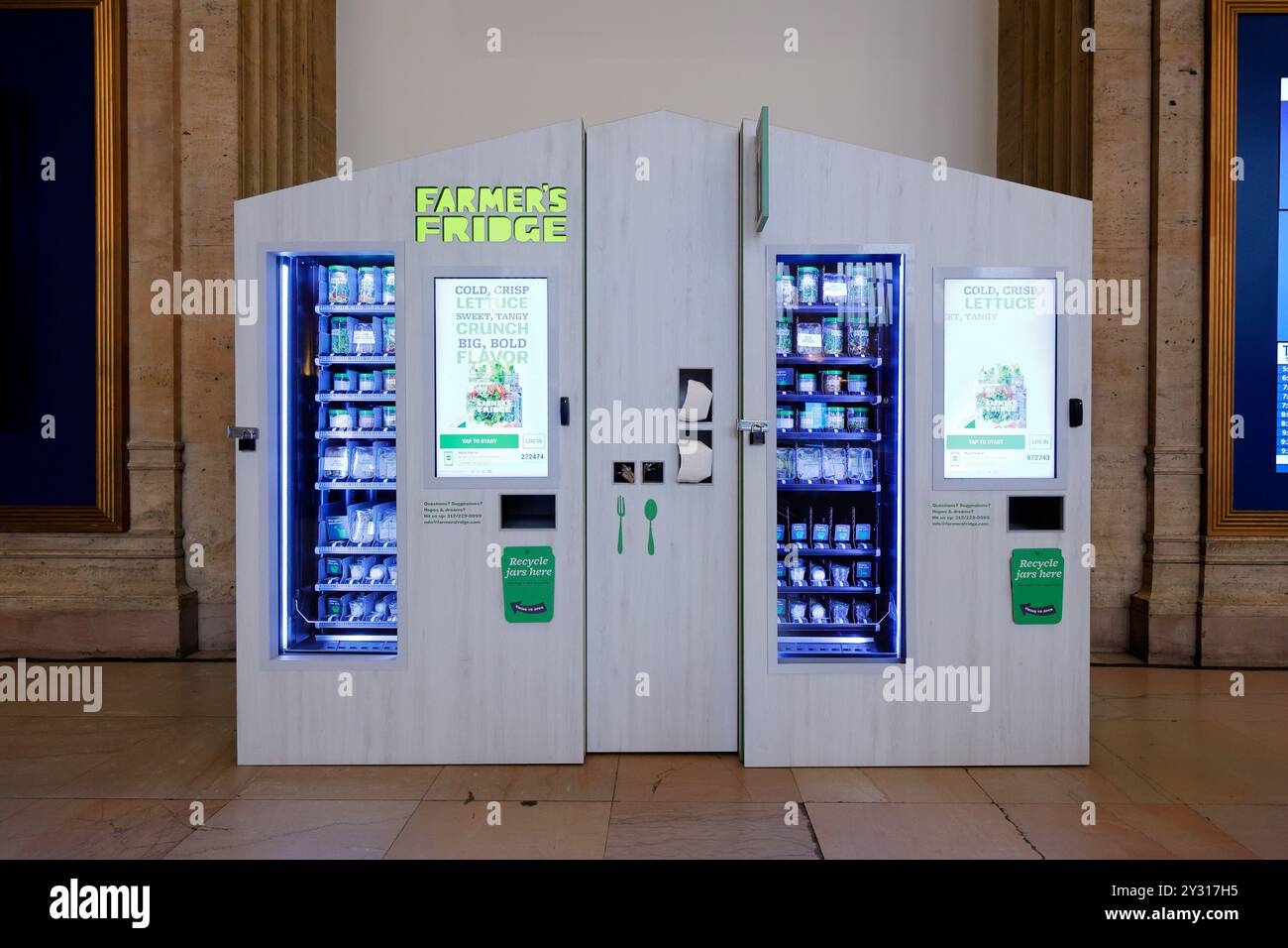 Un distributore automatico di insalate fredde in Philadelphia 30th Street, stazione Amtrak, Pennsylvania Foto Stock