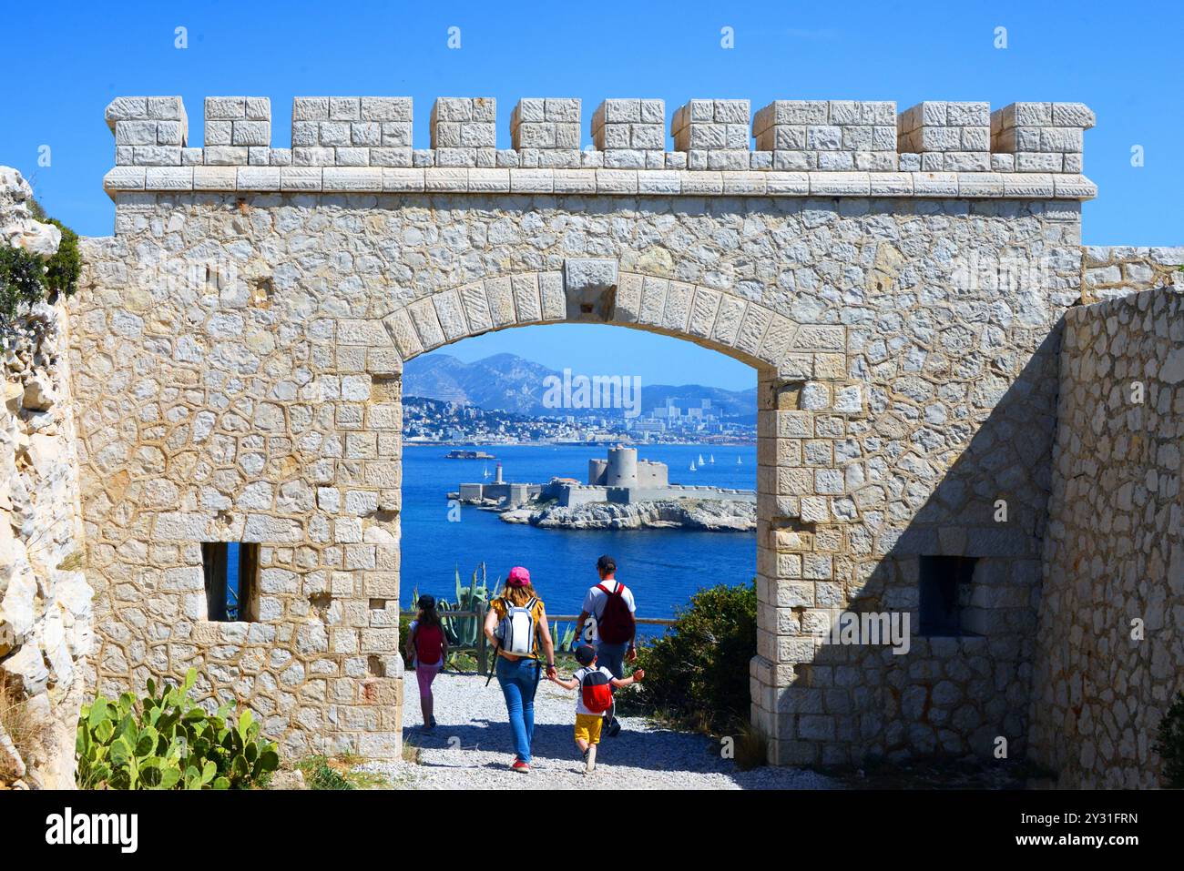 FRANCIA, BOUCHES DU RHONE (13) MARSIGLIA, LE ISOLE DI FRIOUL, IL CASTELLO DI IF VISTO DAL CASTELLO DI RATONNEAU Foto Stock