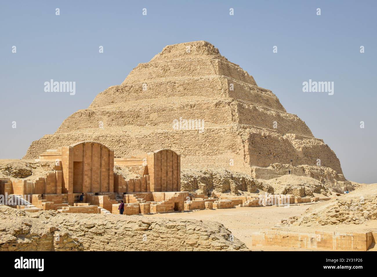 la prima piramide al mondo di re djoser a saqqara in egitto, in un giorno di sole Foto Stock