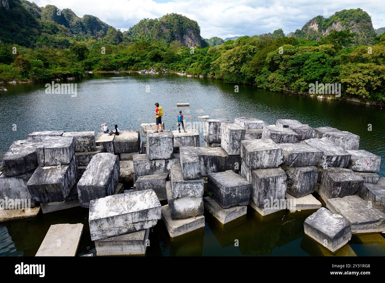 Spettacolare vista aerea della cava di marmo abbandonata chiamata Bulu Tara vicino a Makassar, il turista che esplora il bellissimo paesaggio carsico di Sulawesi, Indonesia Foto Stock