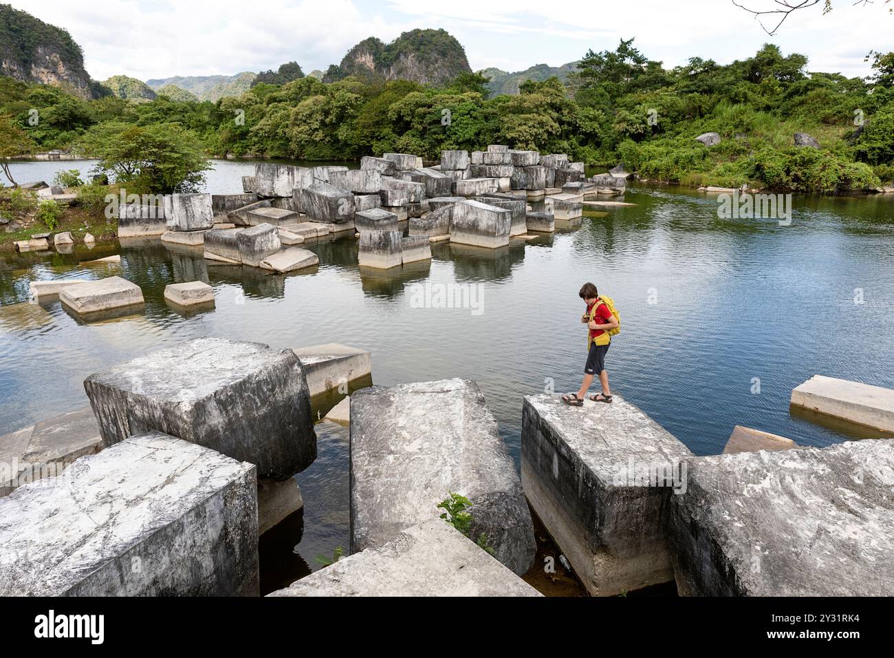 Spettacolare cava di marmo abbandonata chiamata Bulu Tara vicino a Makassar, ragazzo turistico che esplora il bellissimo paesaggio carsico di Sulawesi, Indonesia Foto Stock