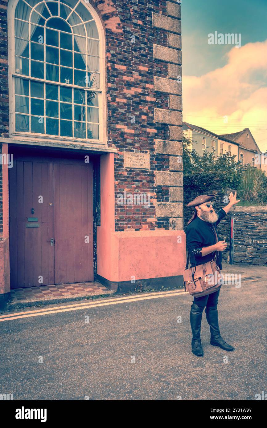 Bobby, guida turistica storica a piedi. Posizione Falmouth, Cornovaglia, Regno Unito Foto Stock