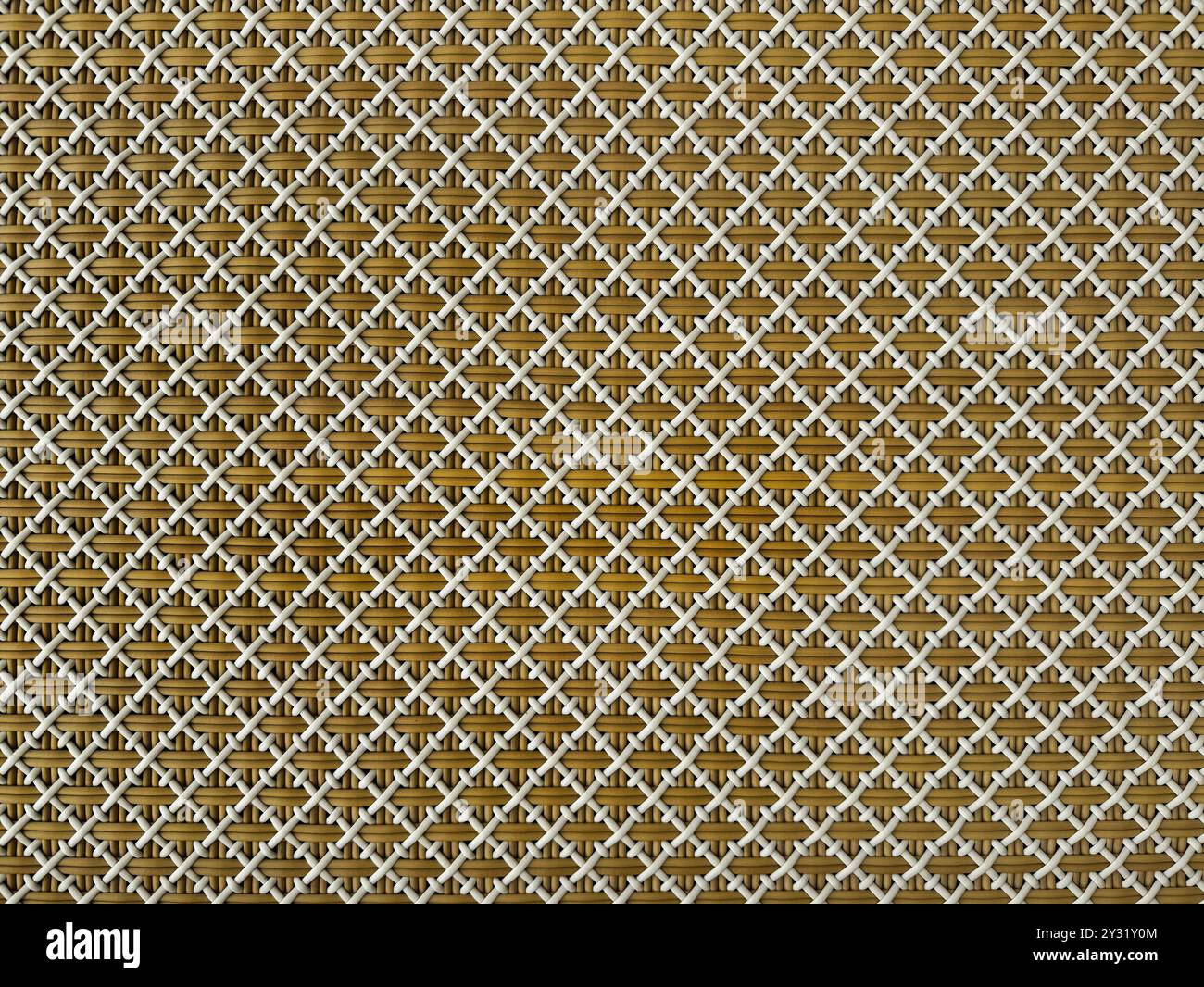 Foto ravvicinata di una bellissima trama in rattan sintetico intrecciata a mano in molti colori. Disegno in vimini o rattan in molte forme. Seaml Foto Stock