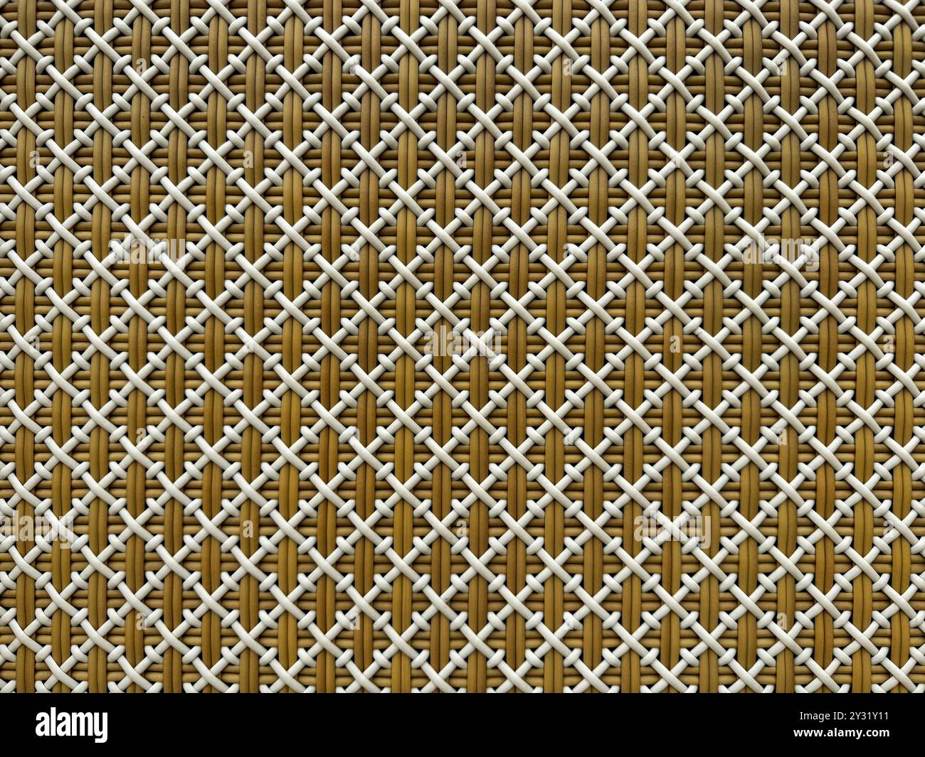 Foto ravvicinata di una bellissima trama in rattan sintetico intrecciata a mano in molti colori. Disegno in vimini o rattan in molte forme. Seaml Foto Stock