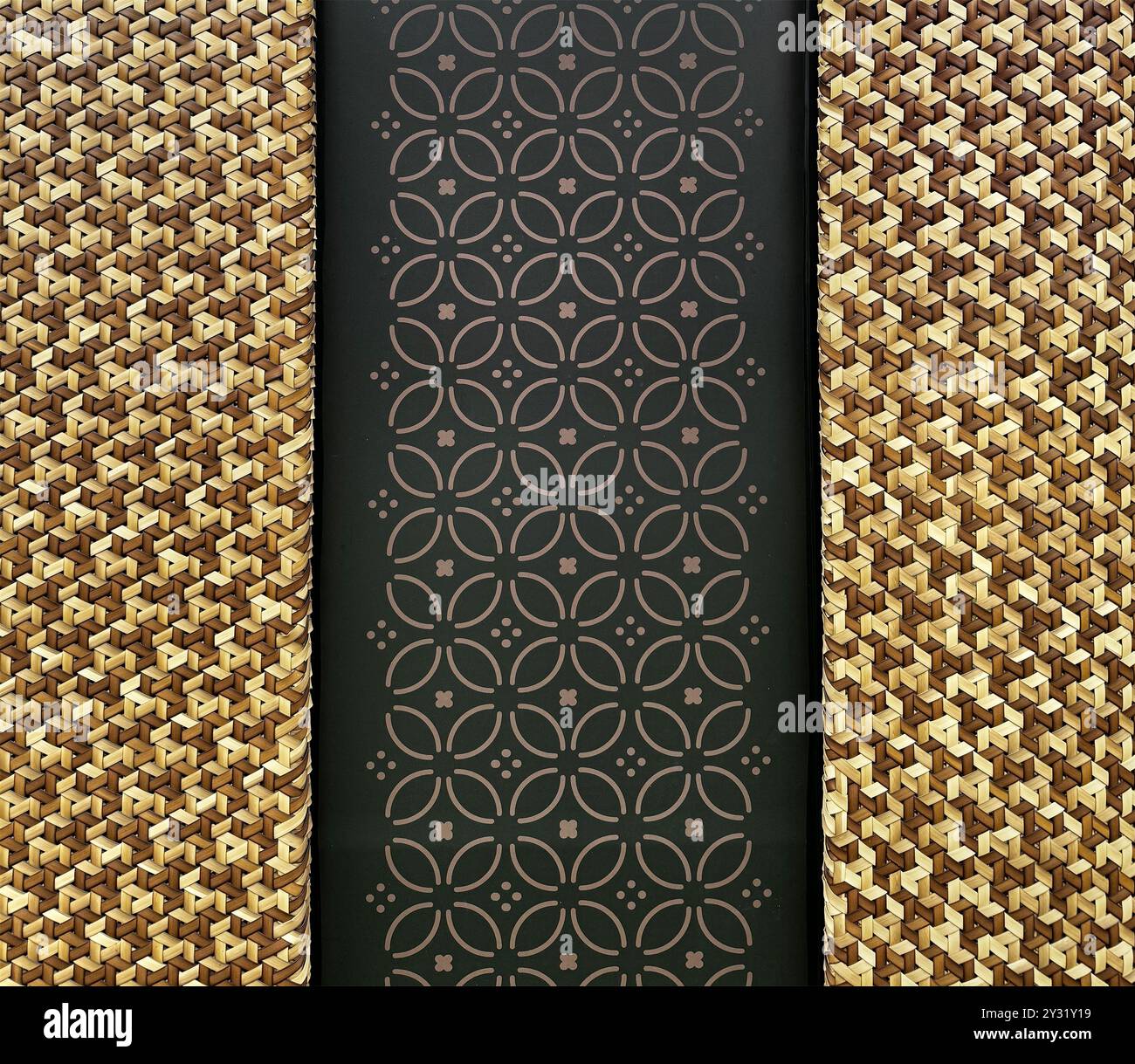 Foto ravvicinata di una bellissima trama in rattan sintetico intrecciata a mano in molti colori. Disegno in vimini o rattan in molte forme. Seaml Foto Stock