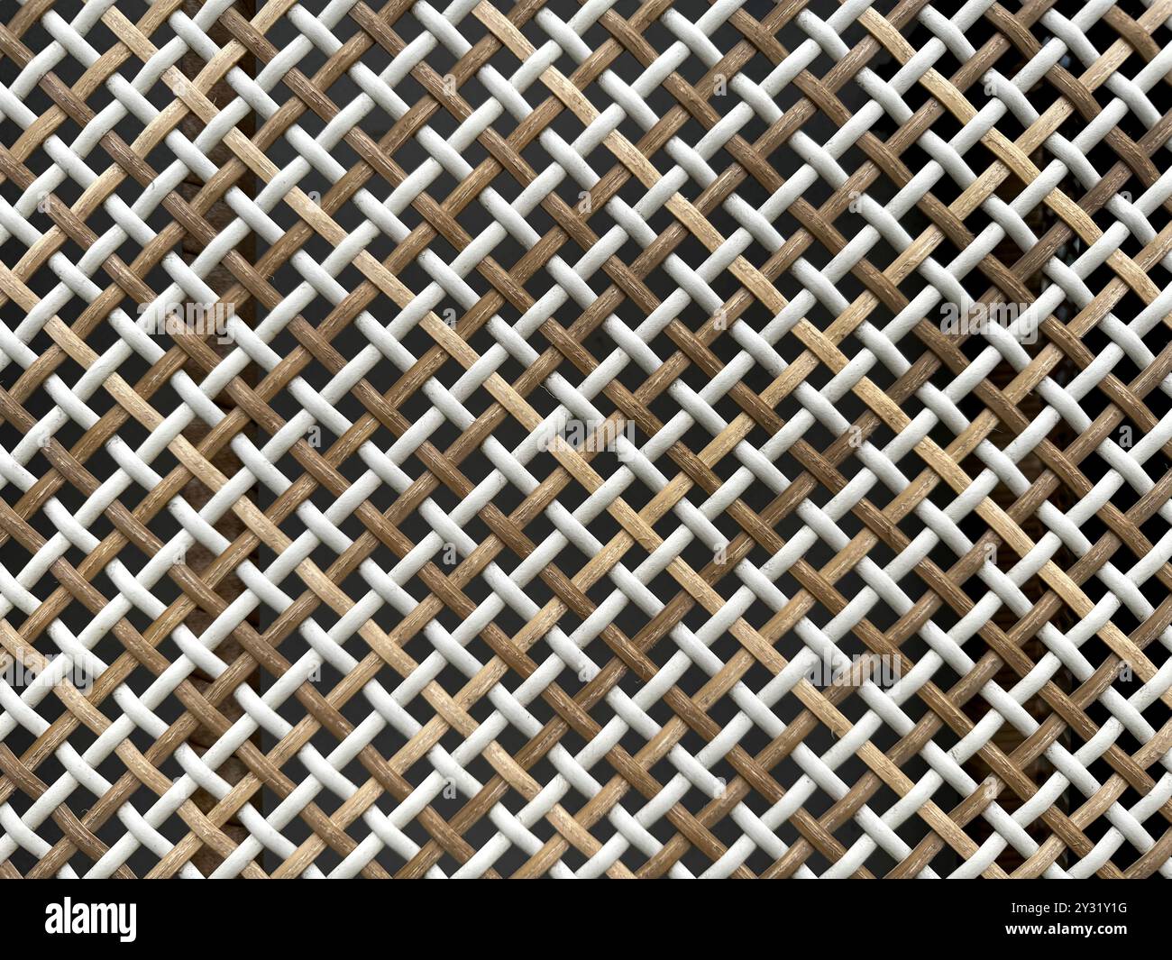 Foto ravvicinata di una bellissima trama in rattan sintetico intrecciata a mano in molti colori. Disegno in vimini o rattan in molte forme. Seaml Foto Stock