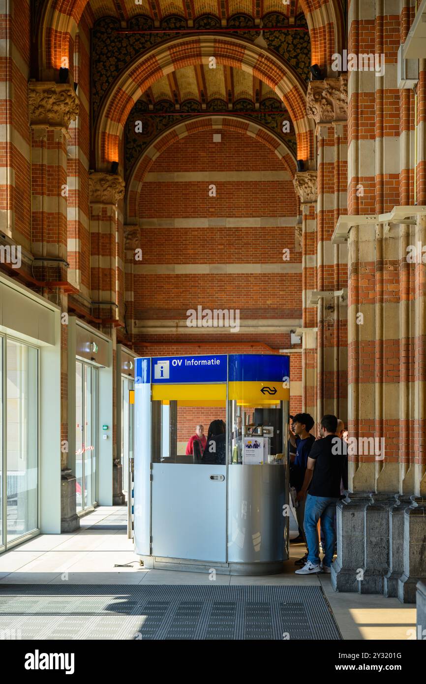 Un banco OV Informatie (banco informazioni) presso la stazione centrale di Amsterdam, Amsterdam, Paesi Bassi Foto Stock