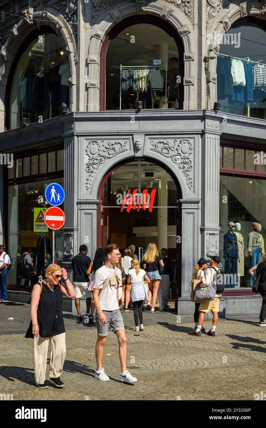 Persone che passano di fronte al negozio H&M in un giorno d'estate, Piazza Dam, Amsterdam, Paesi Bassi Foto Stock