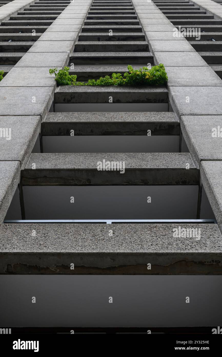 Le piante crescono sul balcone della Cromwell Tower, che è uno dei tre blocchi a torre a 42 piani che fanno parte della tenuta Barbican. E' stato comp Foto Stock