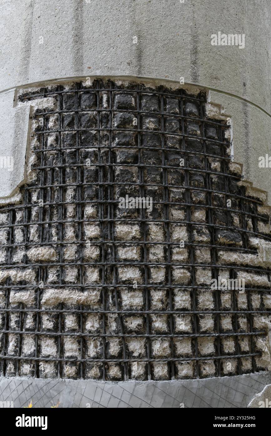 Barre di rinforzo in calcestruzzo esposte a causa di lavori di ristrutturazione in corso presso Barbican, City of London, UK. 30 aprile 2023 Foto Stock