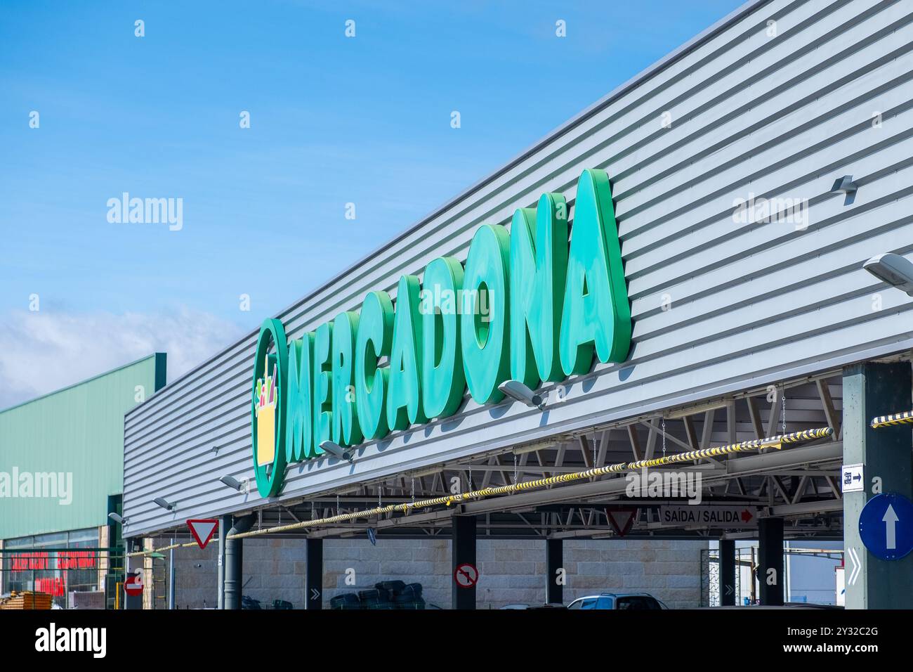 vigo, spagna: 10 09 2024: Il supermercato e parcheggio di Mercadona è la più grande catena di supermercati in Spagna e Portogallo Foto Stock