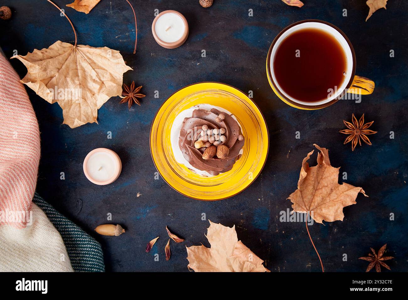 Dessert autunnale Pavlova al cioccolato con tazza da tè. L'ora del tè autunnale vibra lo sfondo. Estetica Hygge. Foto Stock