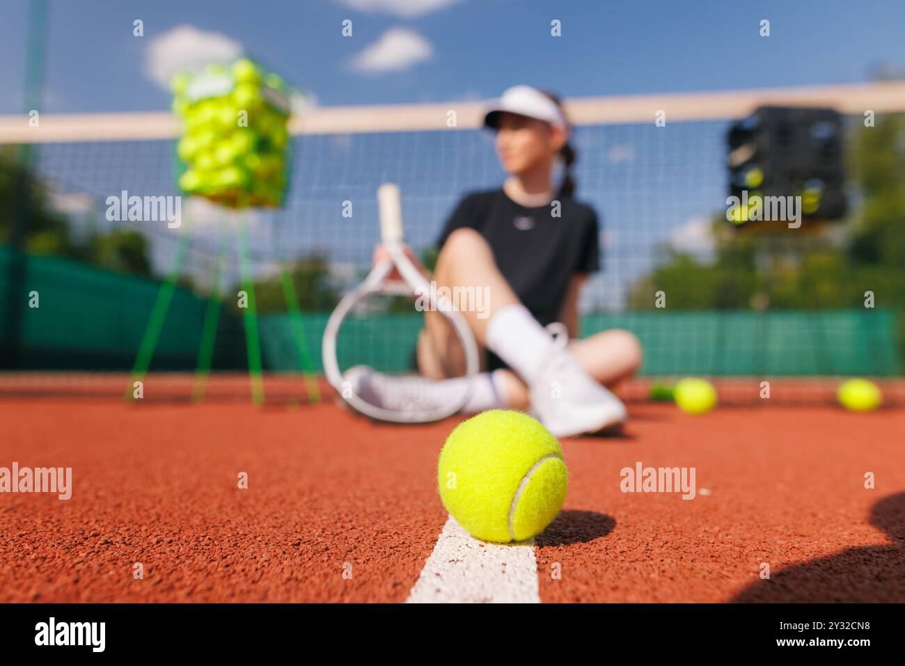 palla da tennis primo piano sullo sfondo del campo sullo sfondo incorniciato delle tenniste, il concetto di grande tennis Foto Stock