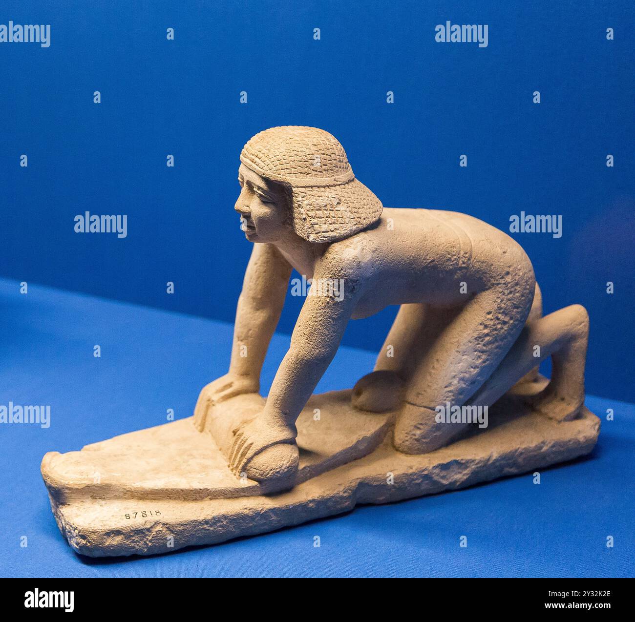 Museo Egizio del Cairo, statuetta modello di un servo che frantumava grani con una pietra rotonda. Foto Stock