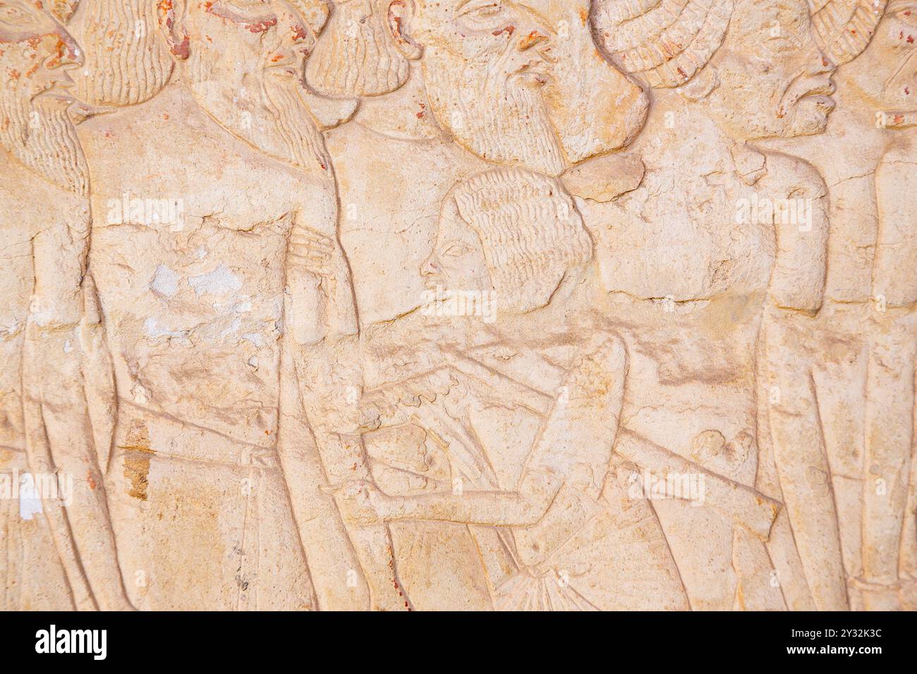 Egitto, Saqqara, tomba di Horemheb, stanza interna, muro orientale lato sud, prigionieri stranieri (Levantini, Nubiani) e un soldato egiziano. Foto Stock