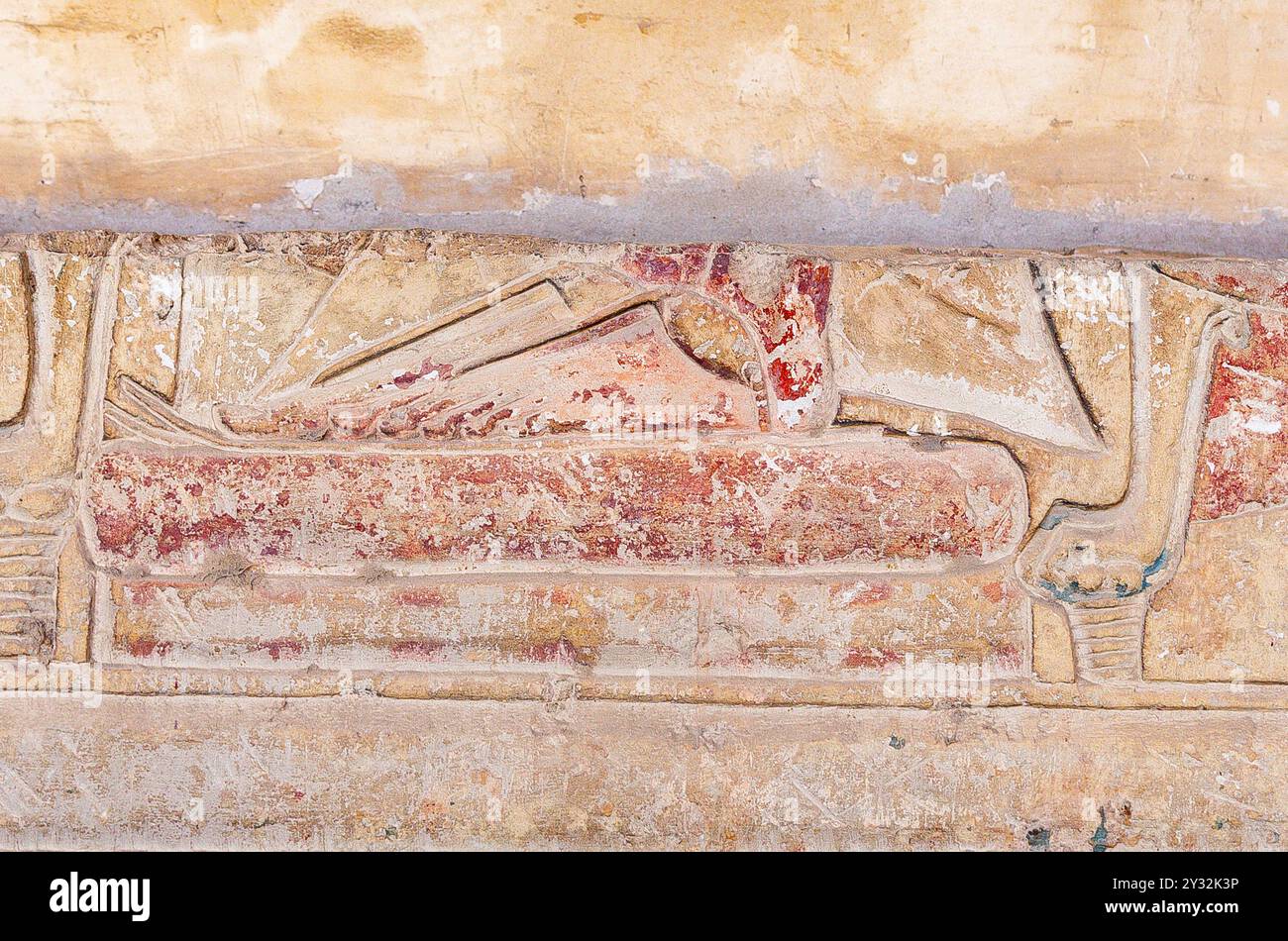 Egitto, Saqqara, tomba di Horemheb, stanza interna, parete sud. Rimangono solo i piedi del re e della regina. Foto Stock