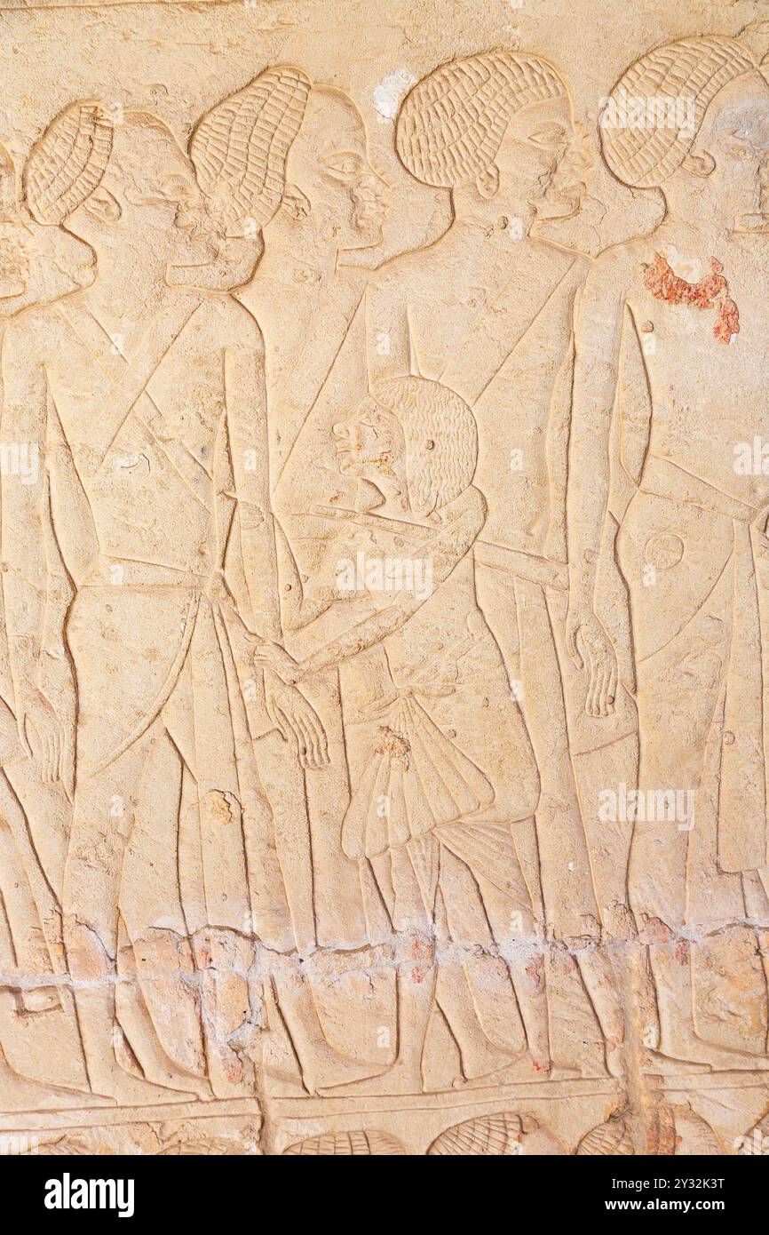 Egitto, Saqqara, tomba di Horemheb, stanza interna, parete est lato sud, prigionieri nubiani e soldati egiziani. Foto Stock