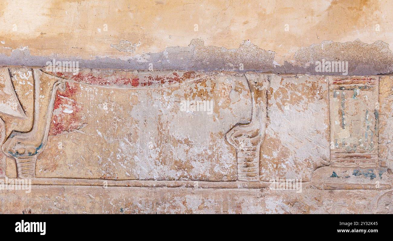 Egitto, Saqqara, tomba di Horemheb, stanza interna, parete sud. Rimangono solo i piedi del re e della regina. Foto Stock