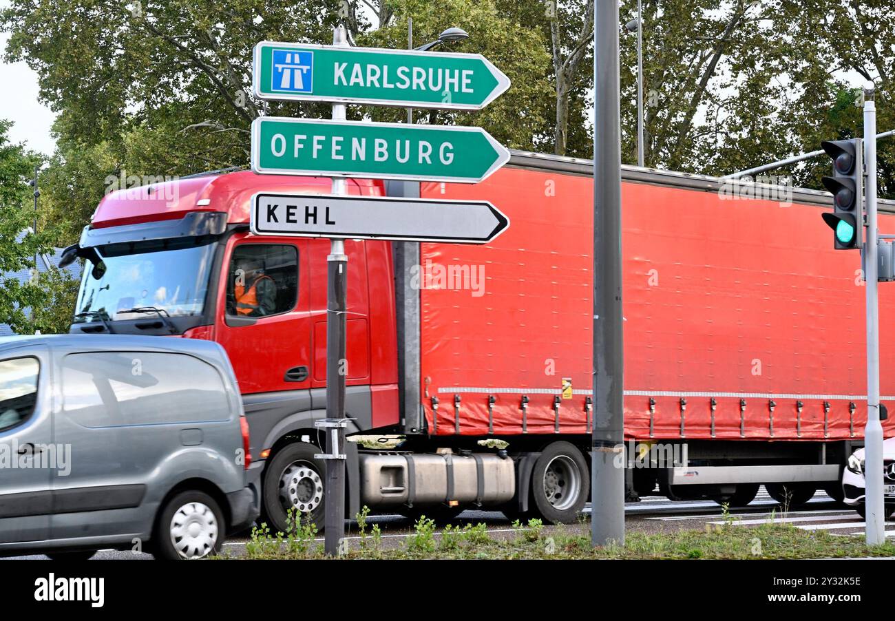 La polizia di frontiera è osservata al ponte Pont de l'Europe sul fiume Reno che segna il passaggio di frontiera Francia-Germania il 12 settembre 2024 a Strasburgo, nel nord della Francia di pasqua. Il primo ministro polacco Donald Tusk ha denunciato come "inaccettabile” la decisione della Germania di estendere i controlli temporanei a tutti i suoi confini terrestri come parte della sua risposta alla migrazione irregolare. Egli è una delle numerose figure dei paesi vicini a criticare la mossa. Le restrizioni già in vigore su alcuni confini terrestri della Germania si applicheranno a partire da lunedì prossimo con Francia, Belgio, Paesi Bassi, Lussemburgo e Danimarca. Foto di Foto Stock