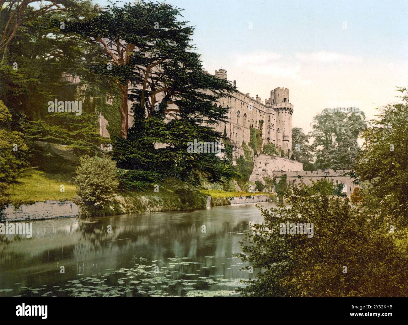 das mittelalterliche Warwick Castle in der Grafschaft Warwickshire, Inghilterra, liegt an einer Biegung des Flusses Avon / il medievale castello di Warwick in Foto Stock