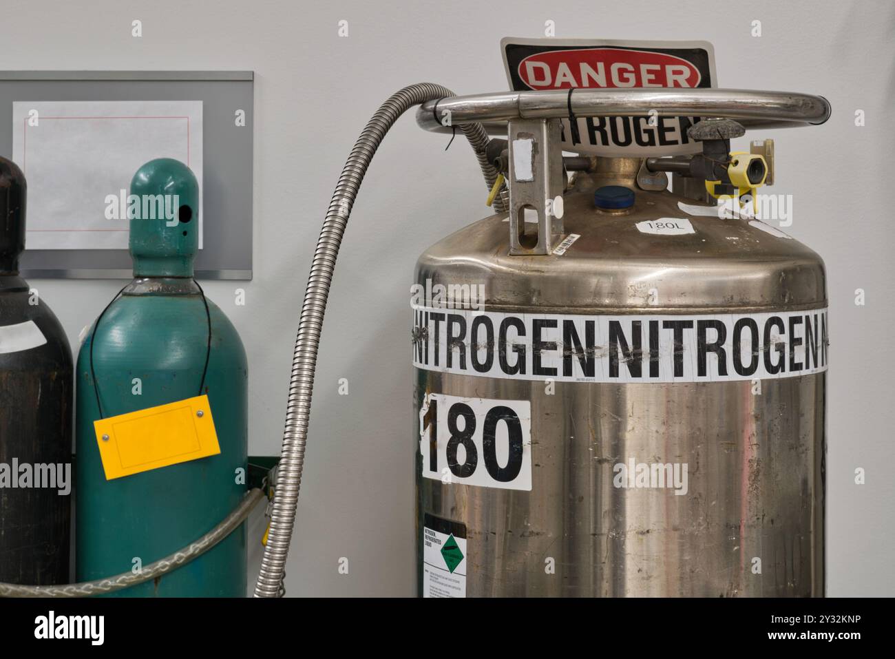 Segnale di pericolo per l'impostazione del cilindro di azoto per laboratori scientifici industriali. Foto Stock