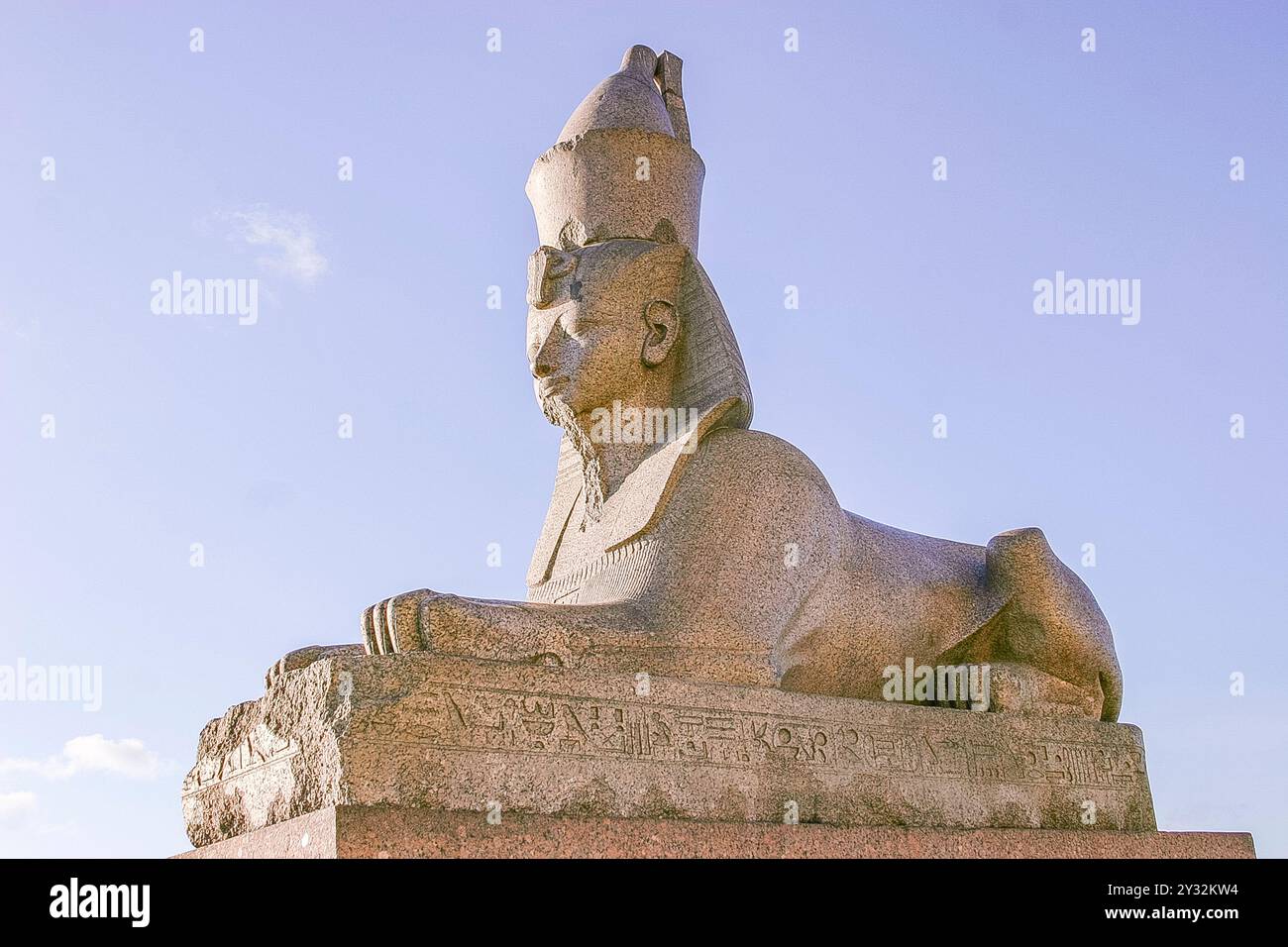 Russia, San Pietroburgo, sfinge del faraone egiziano Amenhotep III, proveniente dal suo tempio di Luxor. Foto Stock