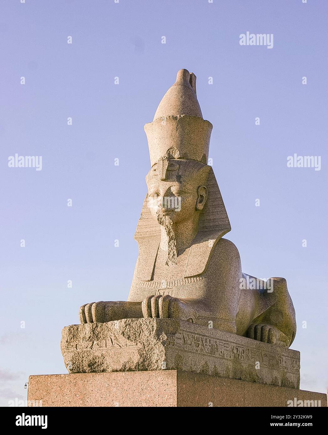 Russia, San Pietroburgo, sfinge del faraone egiziano Amenhotep III, proveniente dal suo tempio di Luxor. Foto Stock