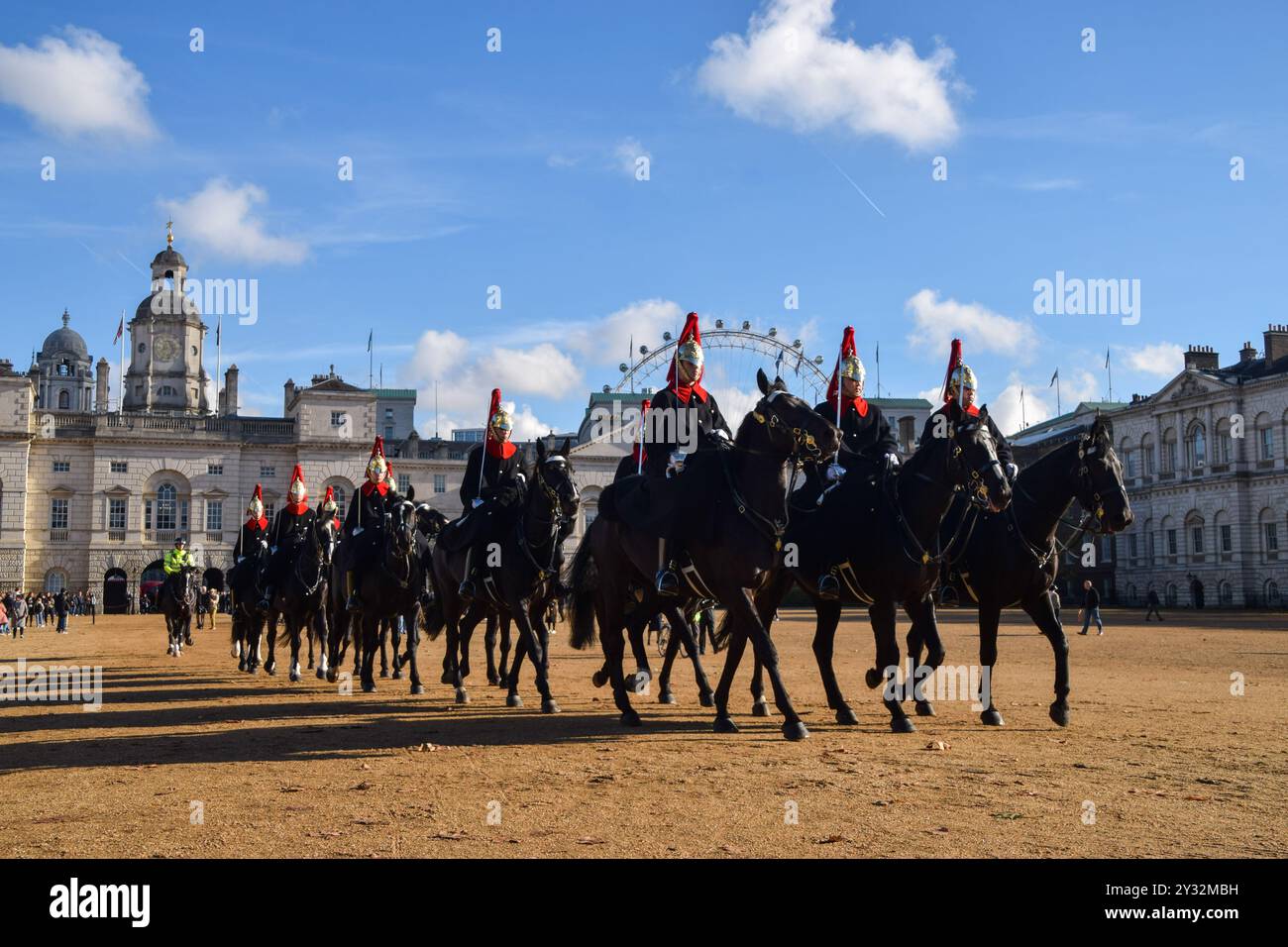 Londra, Regno Unito. 11 novembre 2021. Il Household Cavalry Mounted Regiment cambiò la guardia alla Horse Guards Parade. Crediti: Vuk Valcic / Alamy Foto Stock