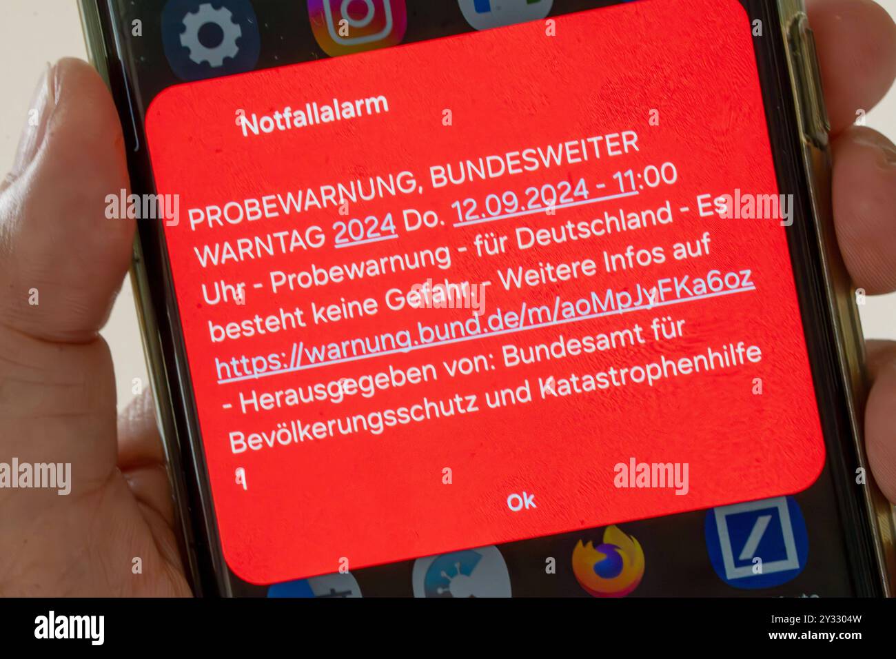 Bundesweiter Warntag 2024, Probealarm, Warnung auf dem smartphone, 12. Settembre 2024 Deutschland, Überlingen, 12. Settembre 2024, bundesweiter Warntag, Notfallalarm, Probewarnung auf einem smartphone in Baden-Württemberg, Warnmeldung um 11 Uhr auf einem smartphone Bildschirm von Samsung, herausgegeben vom Bundesamt für Bevölkerungsschutz und Katastrophenhilfe, Symbolfoto für das Katastrophen-Warnsystem über, Probealarm, Cell Broadcast, Funktionsfähigkeit der Warnsysteme-überprüft Foto Stock