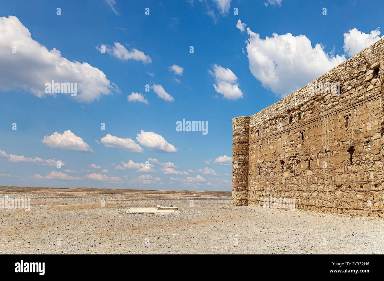 Qasr Kharana (Kharanah o Harrana)-- castello nel deserto nella Giordania orientale (100 km di Amman). Costruito nell'VIII secolo d.C. per essere usato come caravanserraglio, un luogo di riposo Foto Stock