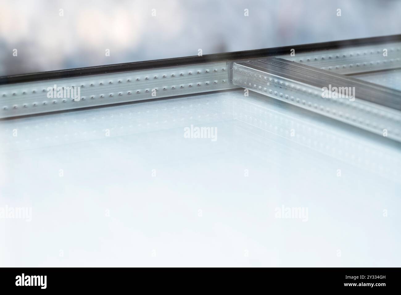 WienersProxen è un isolante a doppi vetri, con distanziali metallici installati nello spazio tra le due lastre di vetro. Le aste verranno aggiunte in seguito Foto Stock