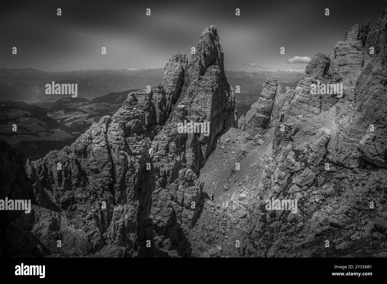 Vista in bianco e nero sullo scenario roccioso dolomitico del massiccio del Latemar, Italia Foto Stock