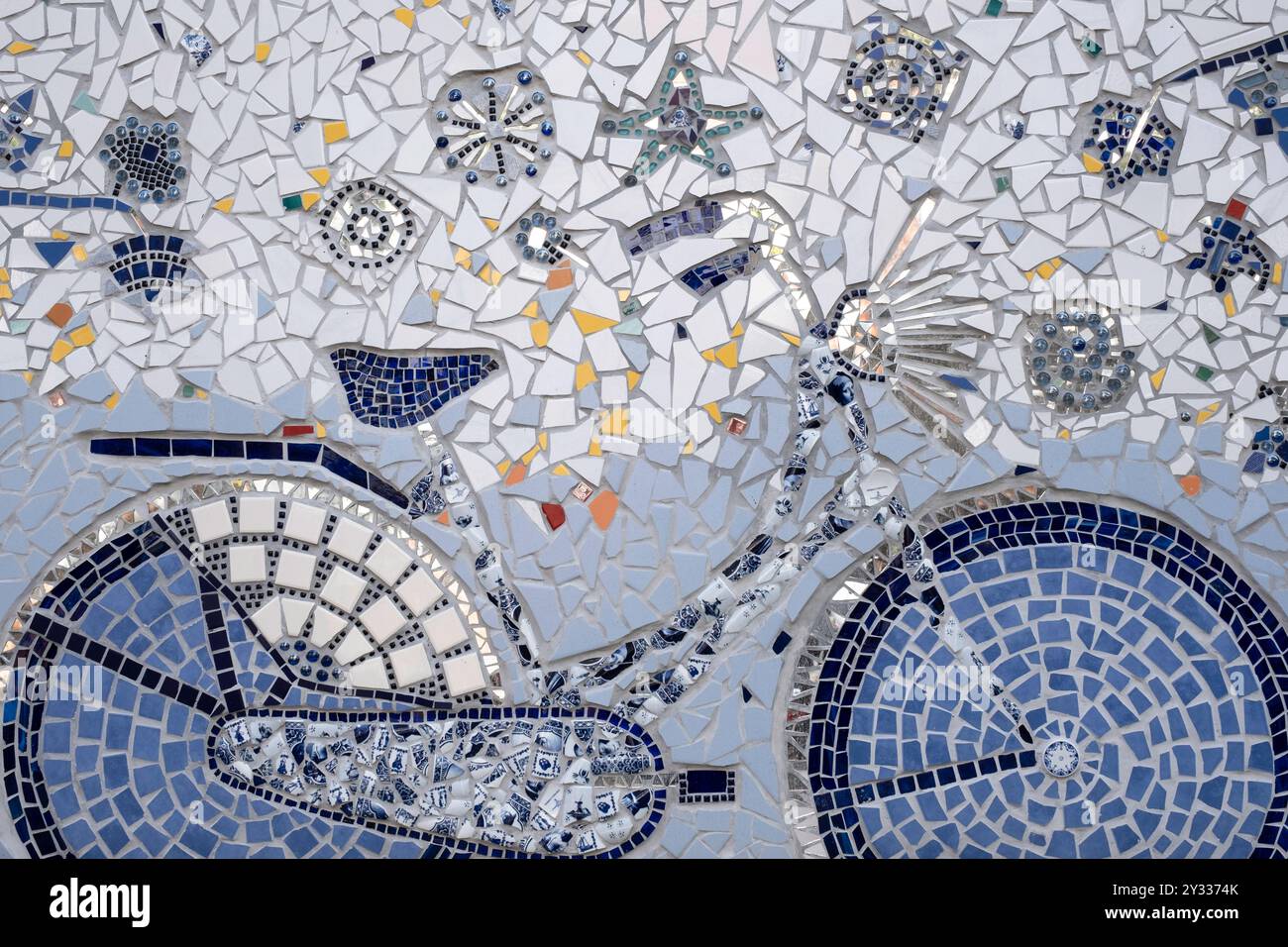 Opere d'arte a mosaico in Delft Blue con piastrelle di ceramica colorata, frammenti e pezzi di vetro a specchio nel vicolo "De Bonte Ossteeg" a Delft Foto Stock