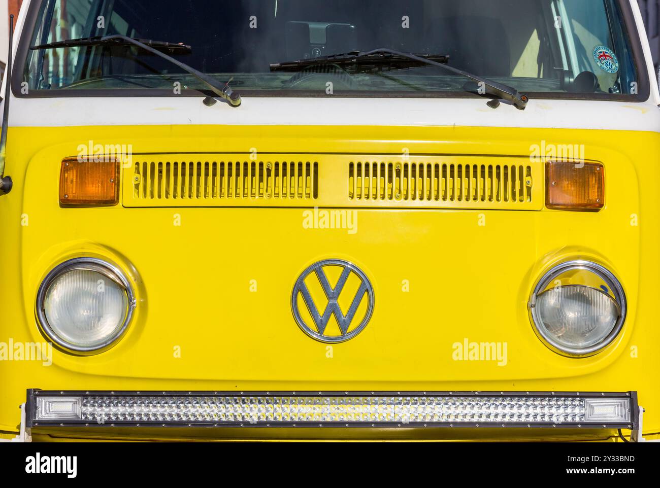 Di fronte a un classico pulmino Volkswagen giallo retro a Groningen, Paesi Bassi Foto Stock