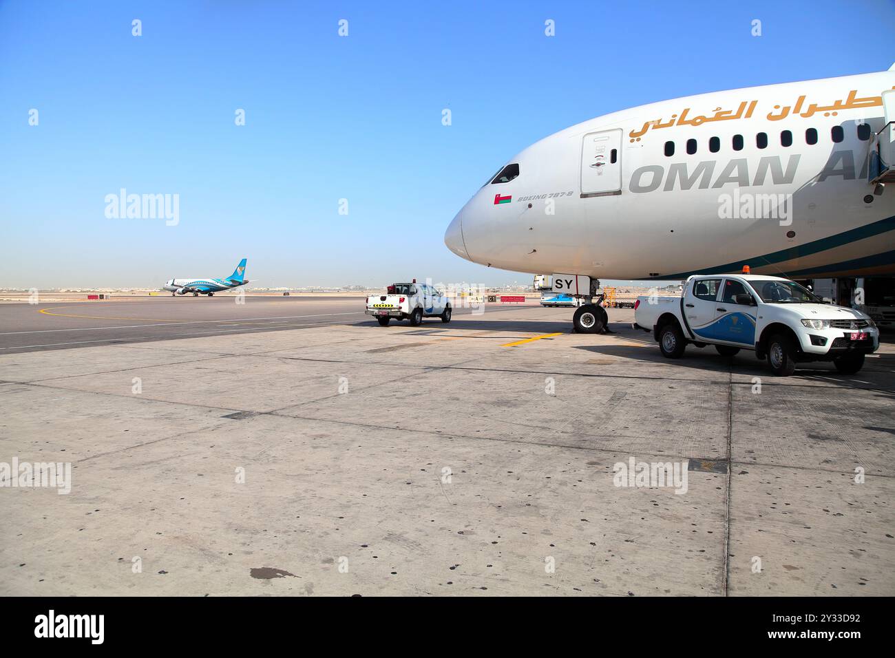 Oman Air, mascate, Oman, 28 settembre 2017, trasferimento di volo imbarco all'esterno dell'aereo durante il giorno dell'aeroporto Foto Stock