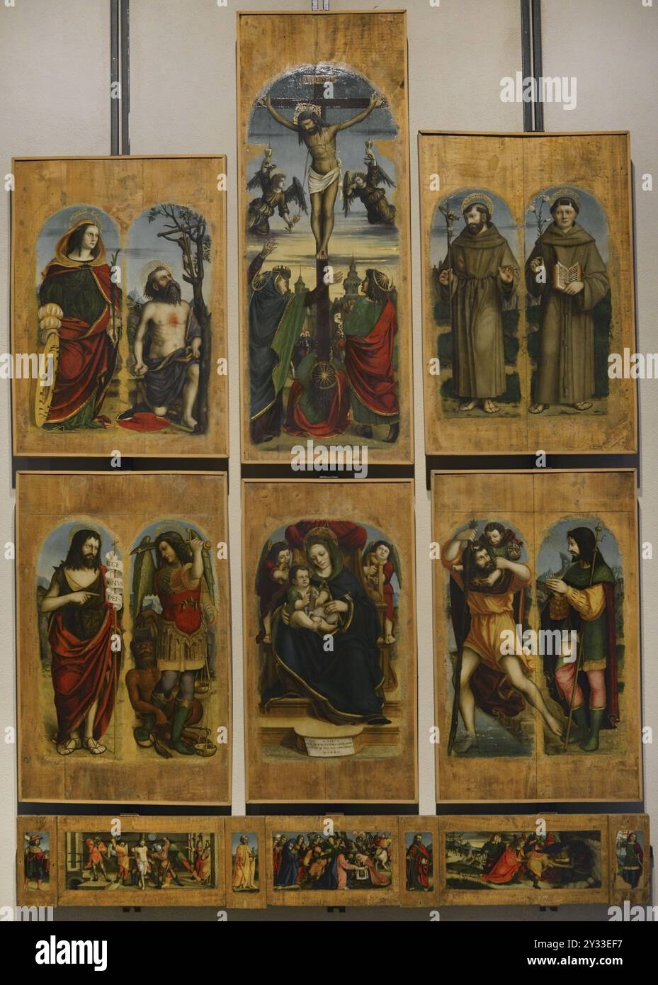 Francesco de Tatti (1470-1532). Pittore italiano, attivo a Varese tra il 1512 e il 1527. Bosto Polyptych, 1517. Da sinistra a destra; registro superiore: Santi Caterina d'Alessandria e Girolamo, Crocifissione, Santi Francesco d'Assisi e Antonio da Padova; registro inferiore: Santi Giovanni Battista e Arcangelo Michele, Vergine e bambino, Santi Cristoforo e Roque. Predella: Saint Himerius, The Flagellation, Saint Peter, Road to Calvary, Saint Paul, la deposizione e Sant'Antonino. Olio sul pannello. Pinacoteca Castello Sforzesco, Milano, Italia. Foto Stock