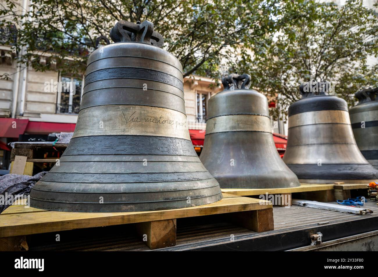 Otto campane tornano al campanile nord della cattedrale di Notre-Dame de Paris, nel centro di Parigi, in Francia, il 12 settembre 2024. Da "Gabriel", di peso superiore a quattro tonnellate, al più piccolo "Jean-Marie", intitolato in omaggio al cardinale Lustiger: Il 12 settembre, Notre-Dame de Paris accoglie le otto campane nel suo campanile settentrionale, meno di tre mesi prima della riapertura della cattedrale. Queste otto campane, con i nomi delle personalità che hanno segnato la vita della diocesi e della Chiesa, sono state rimosse nel luglio 2023 per consentire il restauro della torre nord, colpita dalle fiamme del gigante Foto Stock
