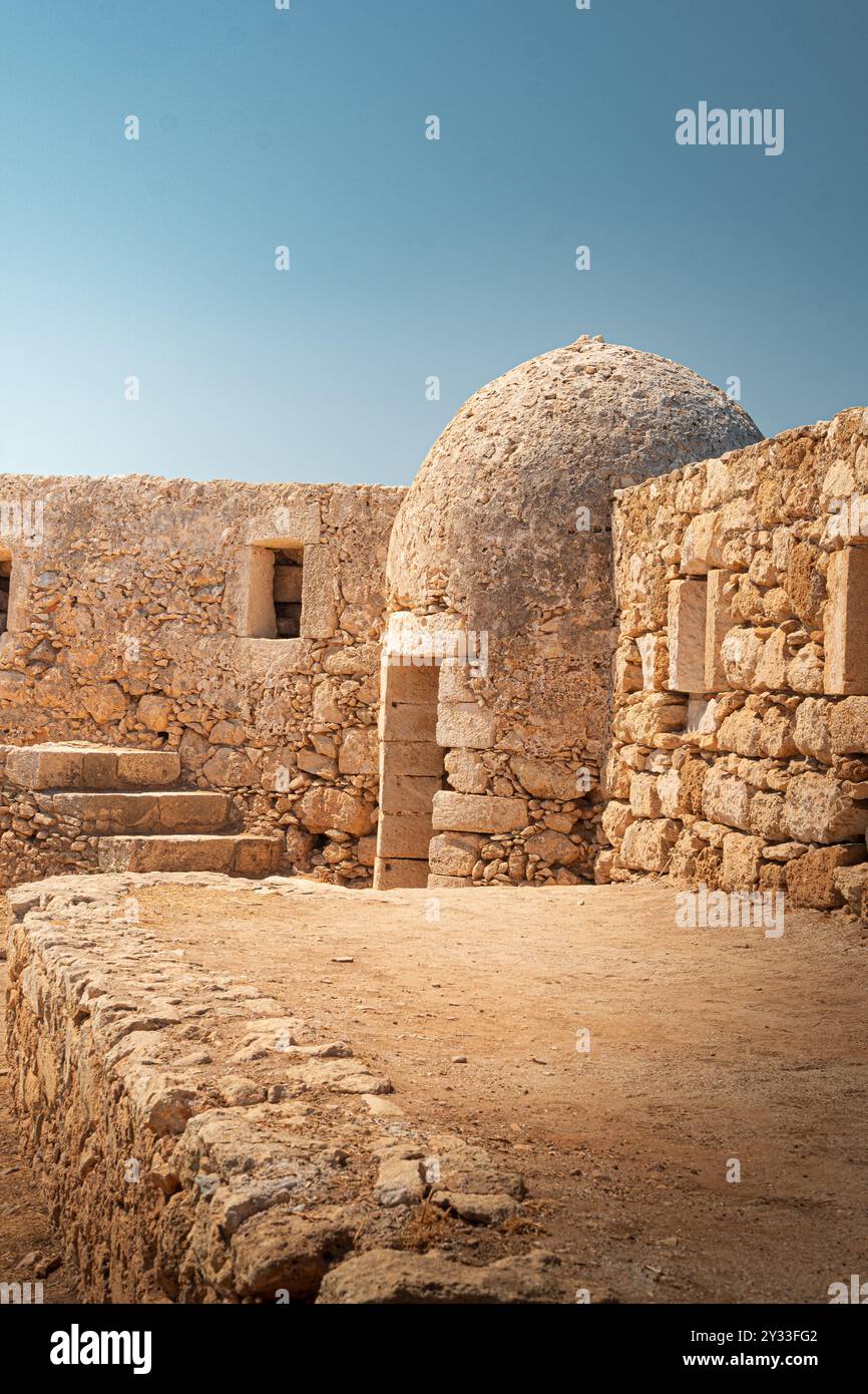 Fortezza Veneziana a Rethymno, isola di Creta, Grecia. Torre difensiva nel muro della fortezza Foto Stock