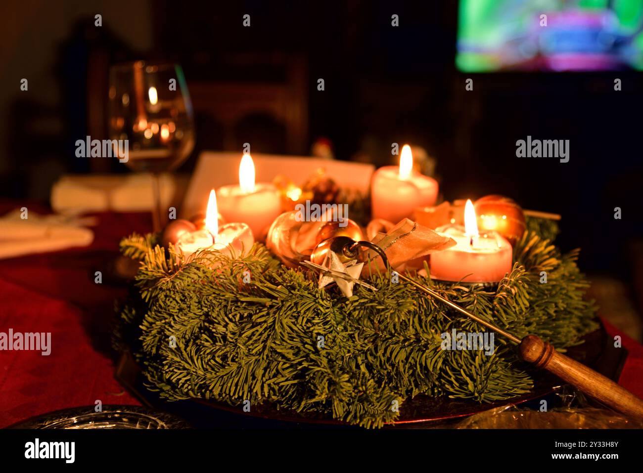 Europa, Deutschland, Weihnachten, vierter Advent, Adventskranz mit vier brennenden Kerzen, Foto Stock