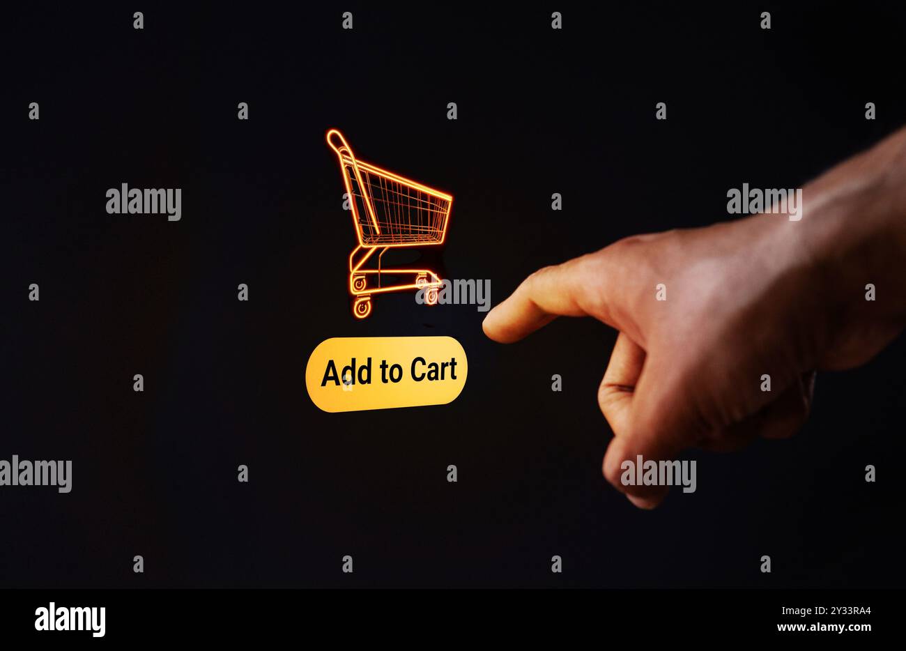 Un dito punta verso un carrello mobile con il pulsante "Aggiungi al carrello". Lo shopping online e il concetto del processo di acquisto digitale. Foto Stock