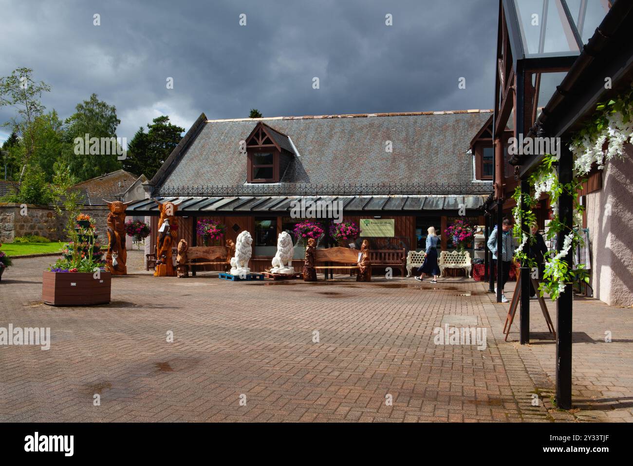 Ballater, Scozia - agosto 4,2022: Braemar Mews. E' un centro storico con negozi, formato dalle vecchie scuderie del Fife Arms Coaching inn. Foto Stock