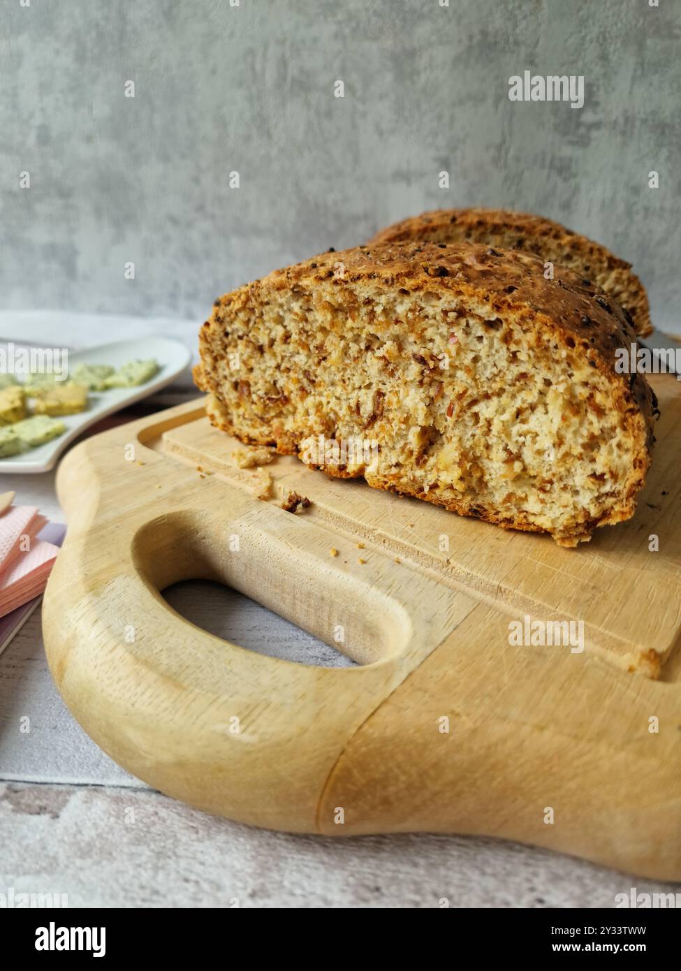 Pane di cipolla fatto in casa con burro alle erbe Foto Stock