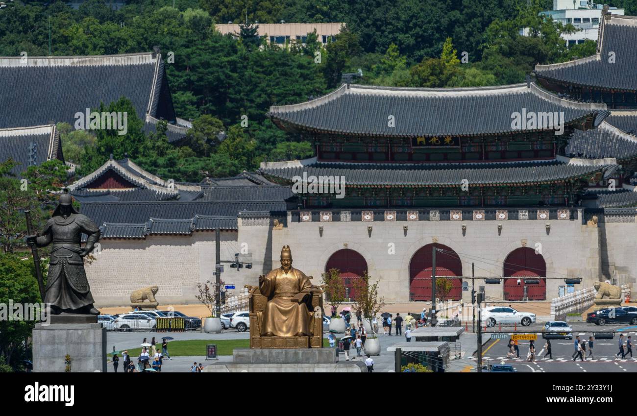 Una vista generale di Piazza Gwanghwamun e del Palazzo Gyeongbokgung nel centro di Seoul da sud a nord. Gwanghwamun è la porta principale e più grande del Palazzo Gyeongbokgung a Seoul, Corea del Sud. E' un simbolo e simbolo che simboleggia la lunga storia di Seoul, la capitale della dinastia Joseon. Un progetto di restauro su larga scala è stato recentemente completato e aperto al pubblico. Foto Stock