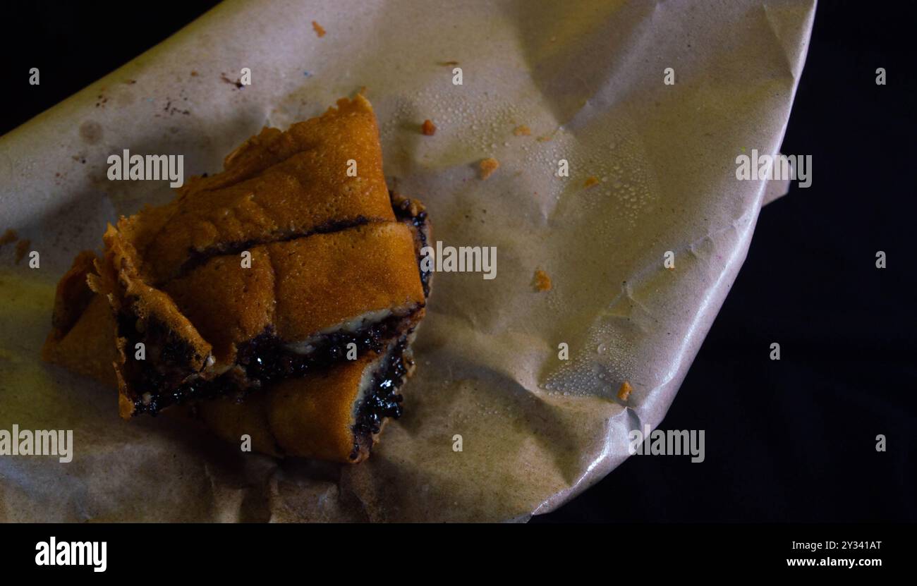 sparato su terang bulan o dolce martabak. Tipico cibo indonesiano. Foto Stock
